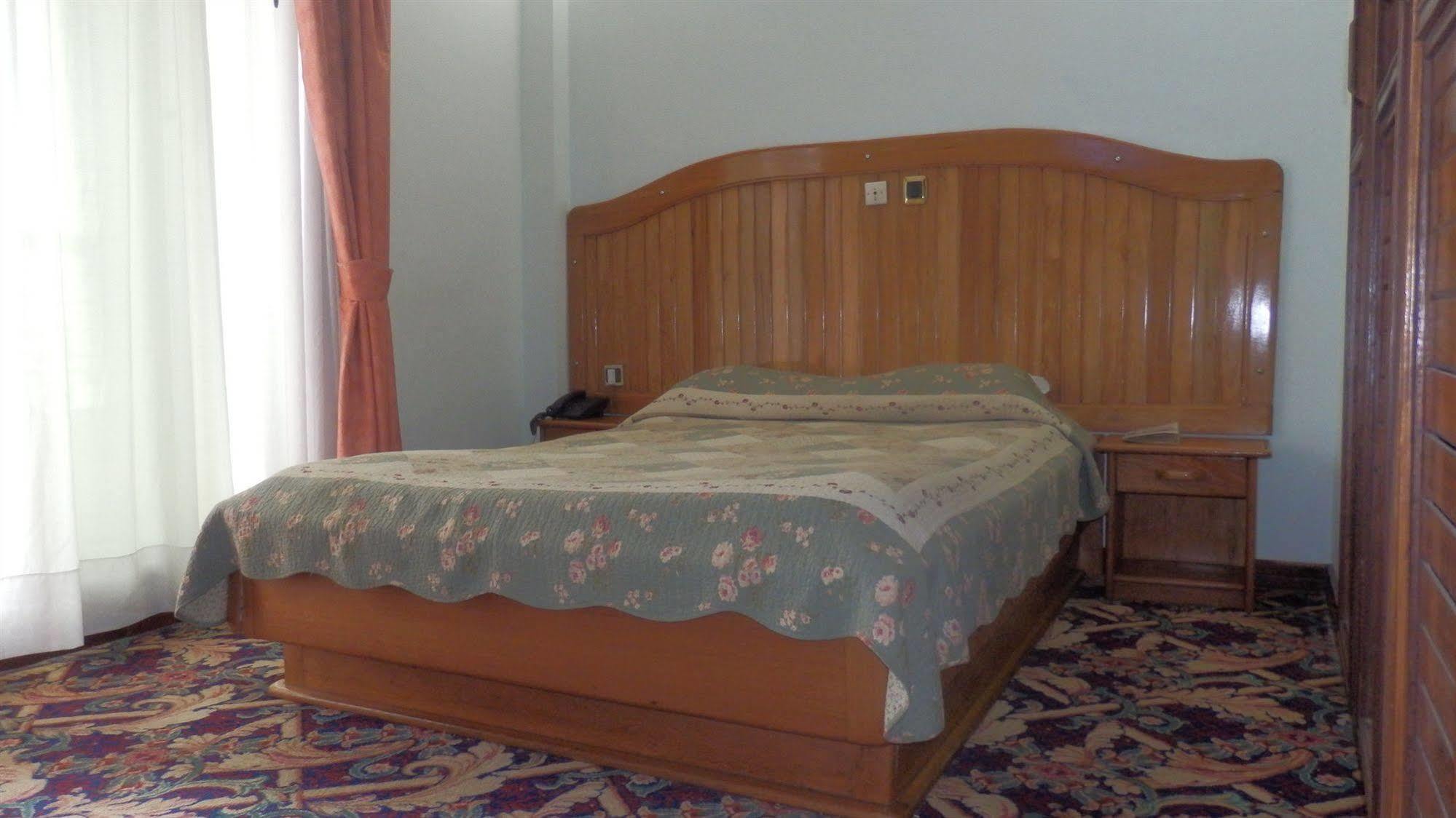 Hotel Royal Palace Douala Buitenkant foto