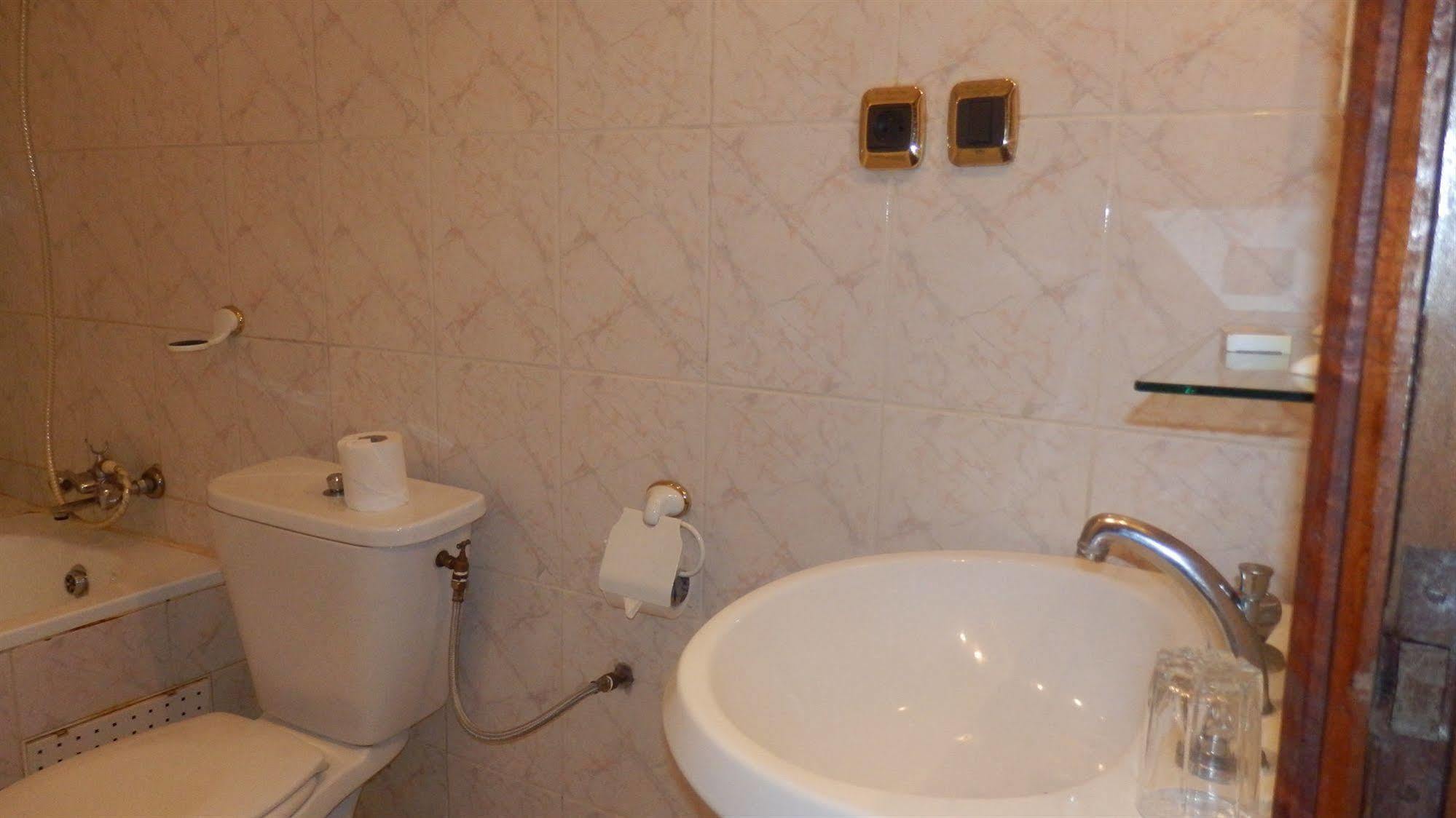 Hotel Royal Palace Douala Buitenkant foto